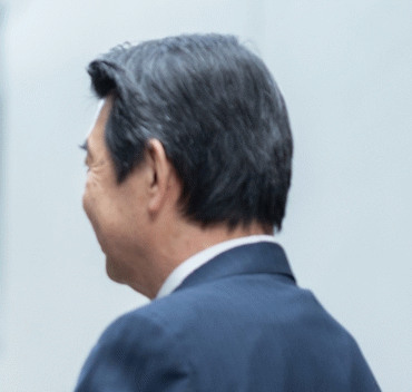 後ろ姿ミドル男性