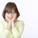 顔を抱える女性