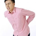 腰が痛い男性